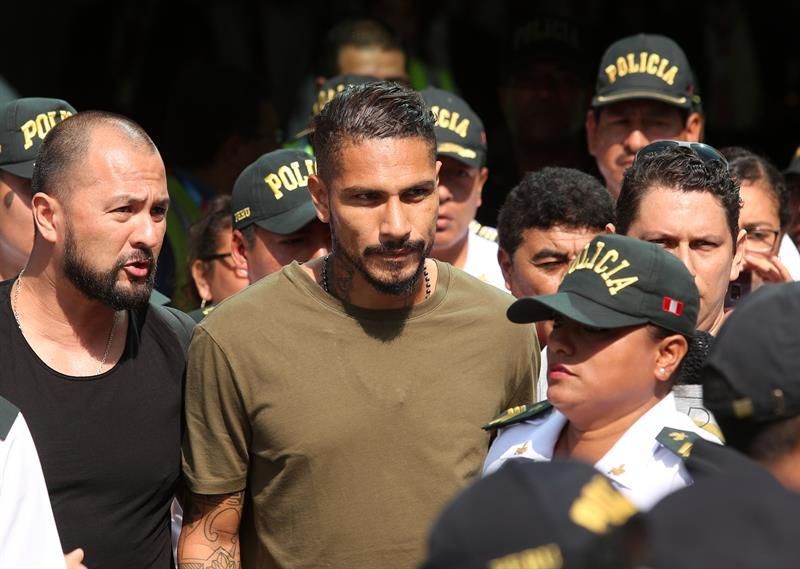 El presidente de la FIFA recibirá a Paolo Guerrero el martes, afirma la prensa peruana
