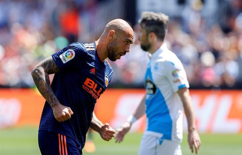 El Valencia estrenó la segunda equipación del año próximo, azul con ribetes naranjas