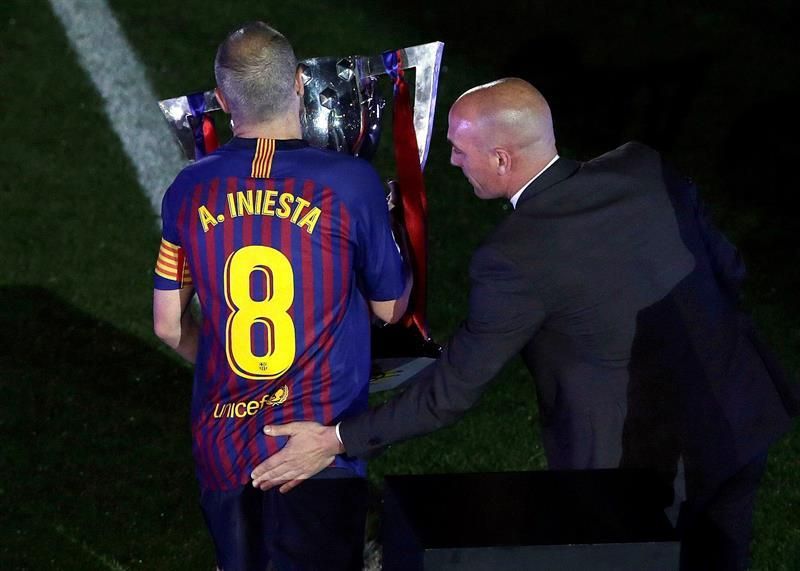 El Camp Nou despide a Iniesta con una fiesta a la altura de la leyenda
