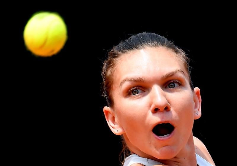 Halep se consuela de la derrota en Roma con otro número uno, Sharapova sube 11 puestos