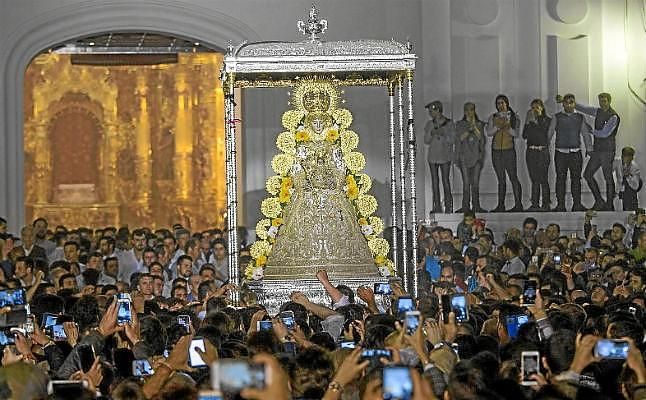 La Virgen del Rocío sale a las 2,53 horas de su ermita tras un salto de la reja adelantado