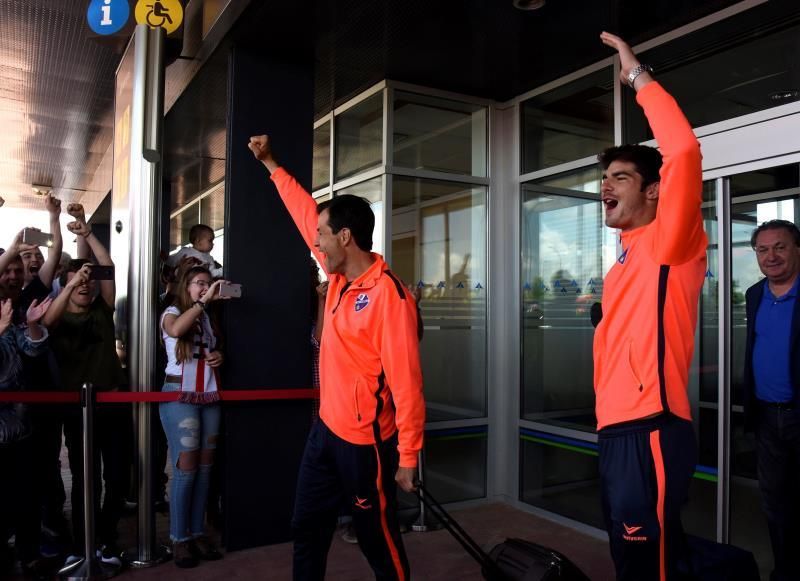 La plantilla del Huesca aclamada y vitoreada por miles de aficionados