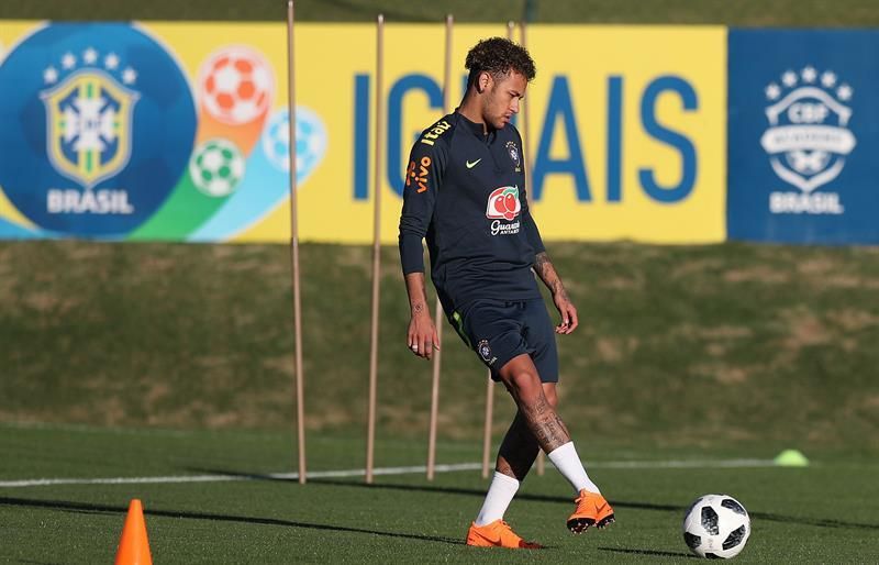 Neymar, Gabriel Jesús y Danilo, primeros en entrenarse con balón en Brasil