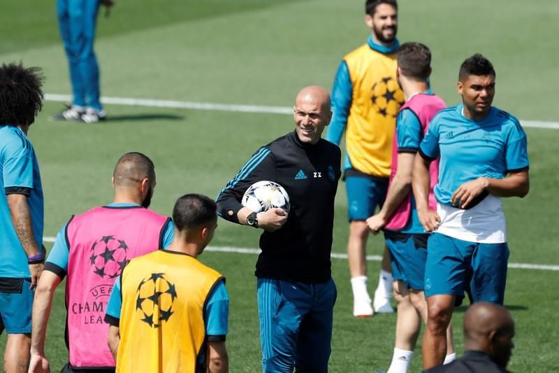Zidane luce plantilla en un entrenamiento multitudinario