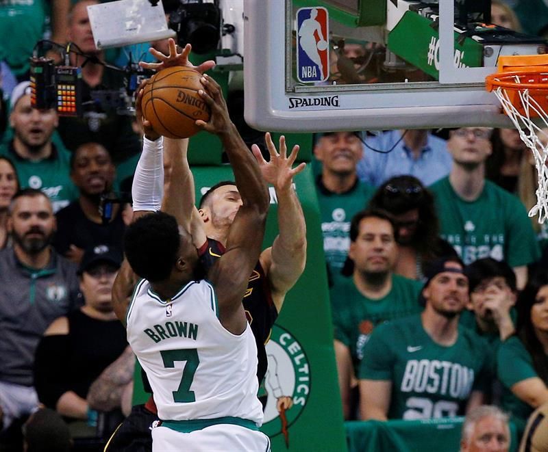 James rechaza estar fatigado; Celtics, con Tatum, a un triunfo de las Finales