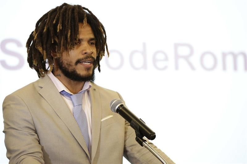 Román Torres presenta en Panamá su academia de fútbol para niños