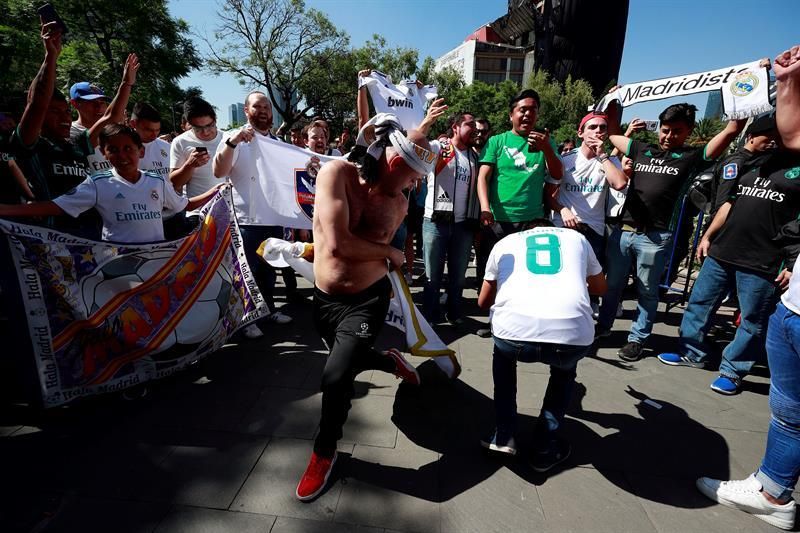 Aficionados celebran en la Cibeles mexicana la decimotercera del Real Madrid