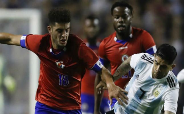 Banega, desde el banquillo, en la fiesta de Messi