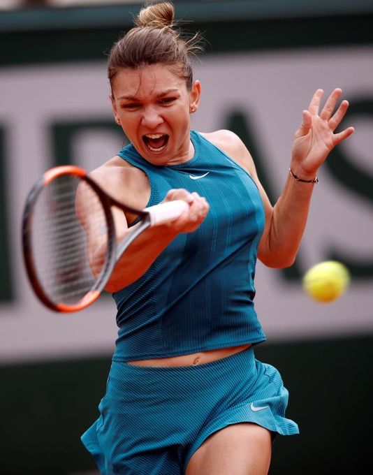 Halep, numero 1 del mundo, pierde un set pero avanza a segunda ronda