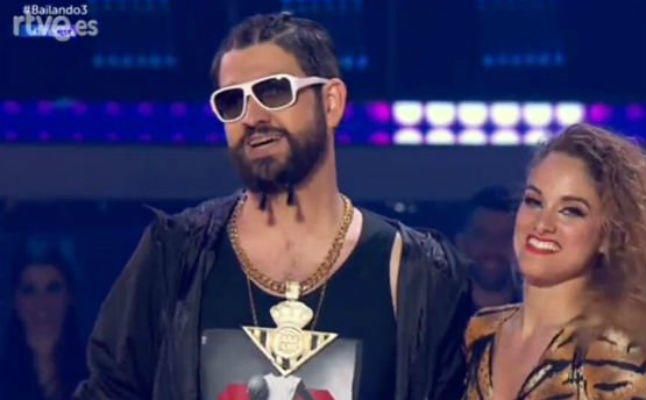 Manu Sánchez presume de 'escudazo' del Betis