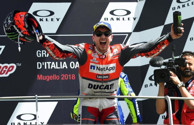 Lorenzo da a Ducati su primera victoria y acalla las críticas