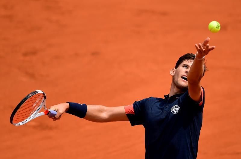 Thiem se enreda ante Nishikori pero acude a su cita en cuartos con Zverev