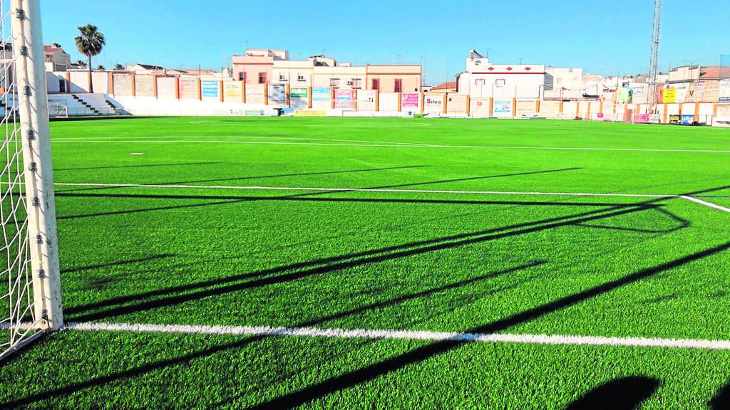 El Municipal de Lebrija inaugura el nuevo césped