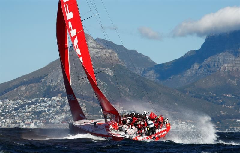 La tripulación del 'Mapfre' prepara contrarreloj la salida de una etapa clave