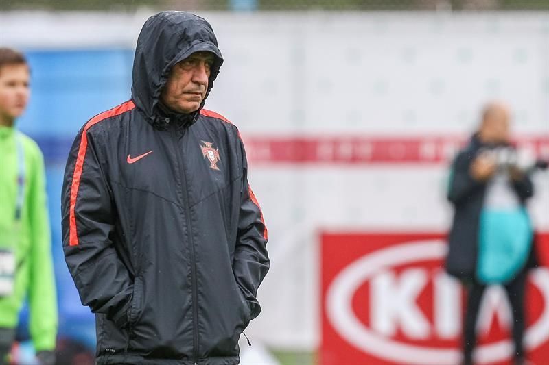 Portugal entrena bajo la lluvia con un Cristiano triste