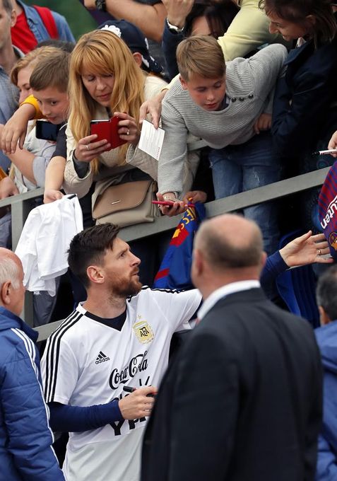 Messi desata la locura en el primer entrenamiento abierto de Argentina