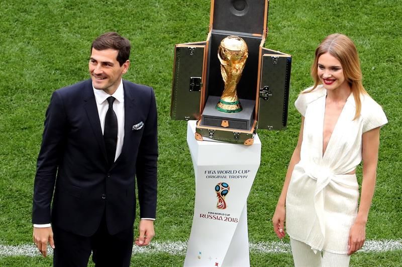 Casillas presenta la copa del mundo en el estadio Luzhnikí