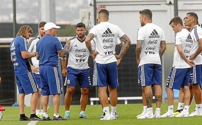 Maradona dice que, jugando así, Sampaoli "no puede volver a Argentina"