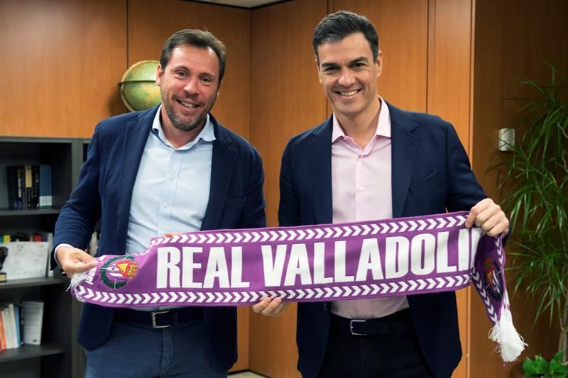 Pedro Sánchez recibe una bufanda del recién ascendido Real Valladolid