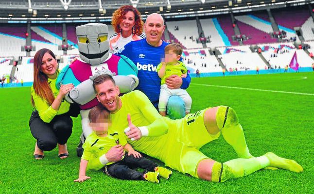 Un 'empujoncito' hacia la salida de Adrián del West Ham