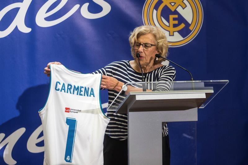 Manuela Carmena recibe a plantilla del Real Madrid tras ganar la Liga Endesa
