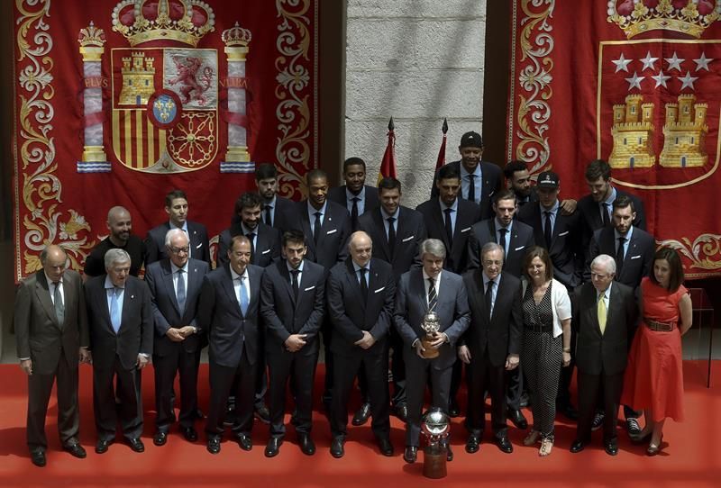 El Real Madrid ofrece el título liguero en la sede de la Comunidad