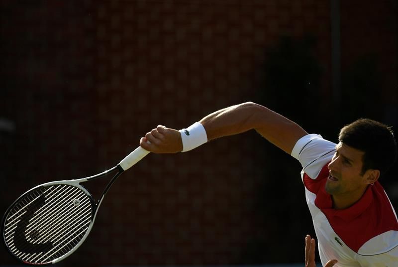 Djokovic exhibe poderío en Queen's y Kyrgios, ambición