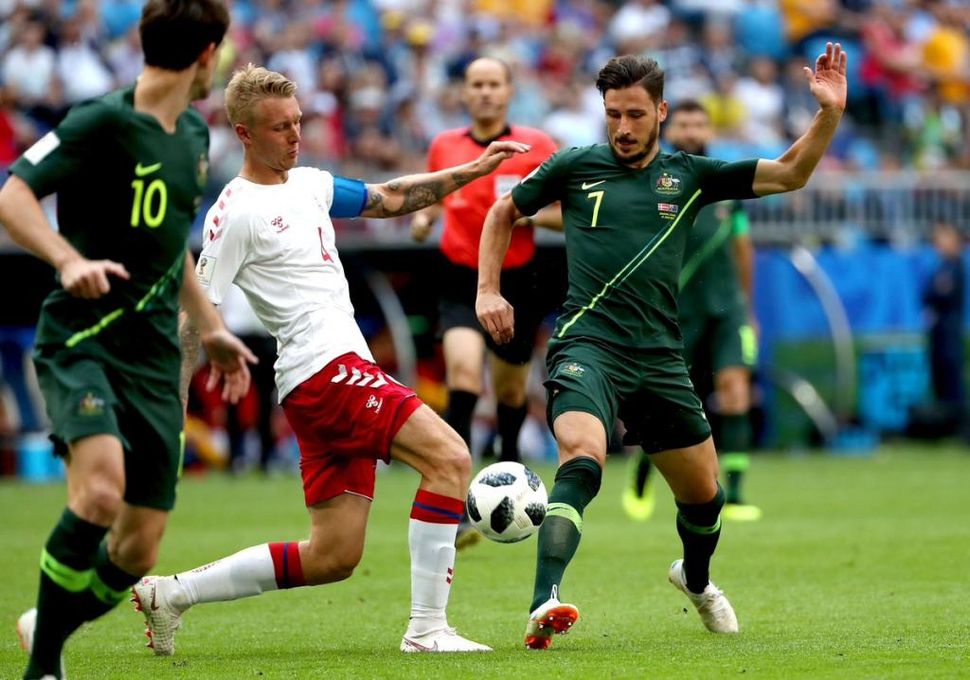 1-1: Australia destapa las carencias de Dinamarca y sigue viva
