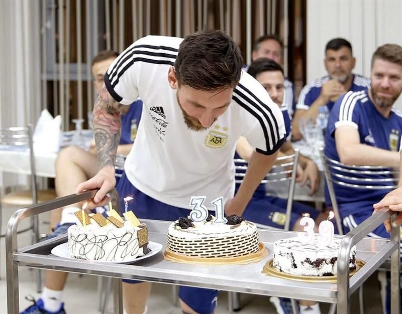 Messi celebra su 31 cumpleaños con sus compañeros