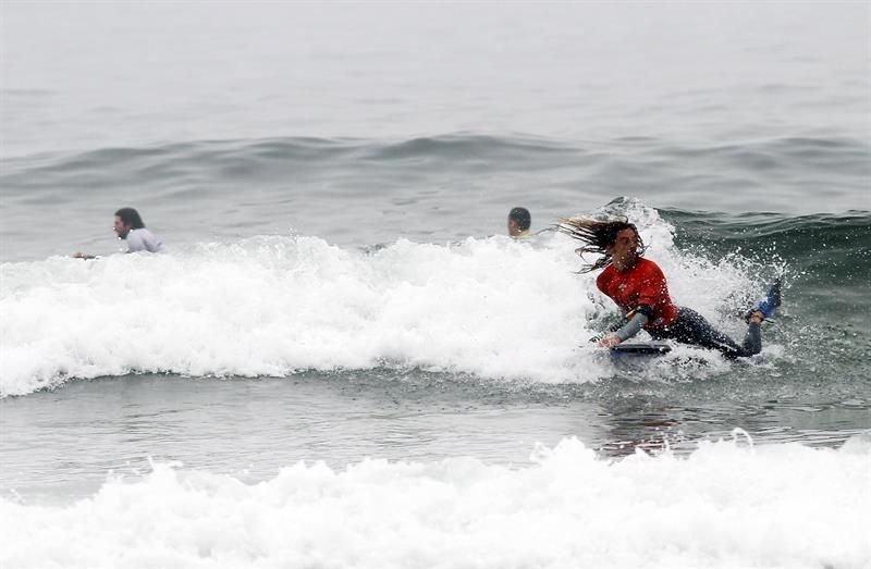 La niebla marca el inicio del campeonato de España de surf en Valdoviño