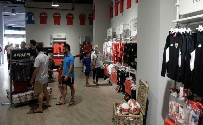 El Sevilla cierra su tienda oficial del Sánchez-Pizjuán hasta julio