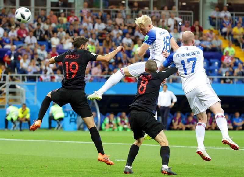 1-2. Perisic firma el pleno croata, Islandia adiós con honor