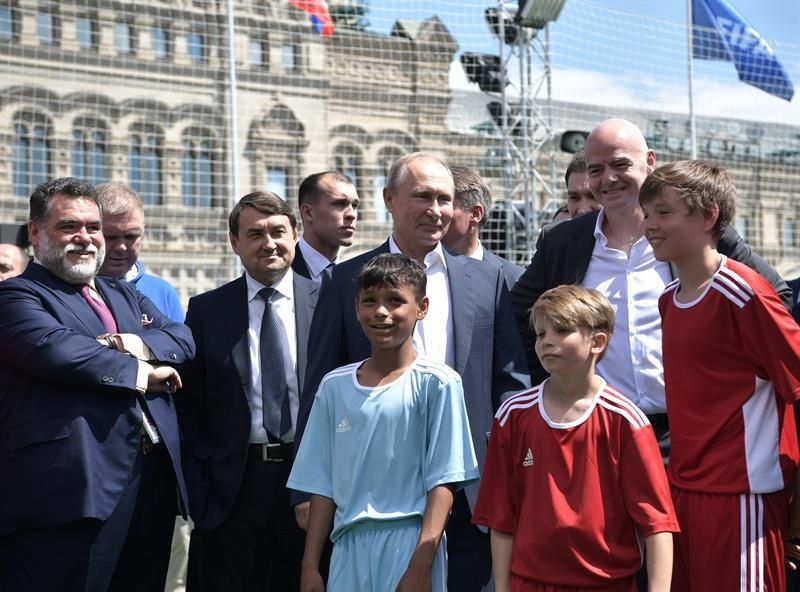 Putin e Infantino dan el pistoletazo de salida a un partido infantil con leyendas del fútbol