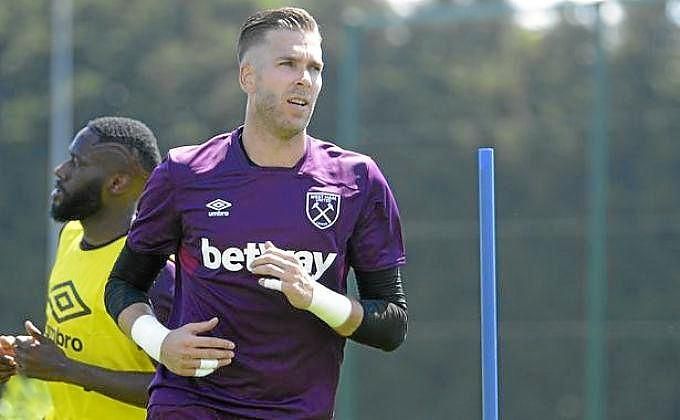 Adrián ya está en Londres para resolver su futuro