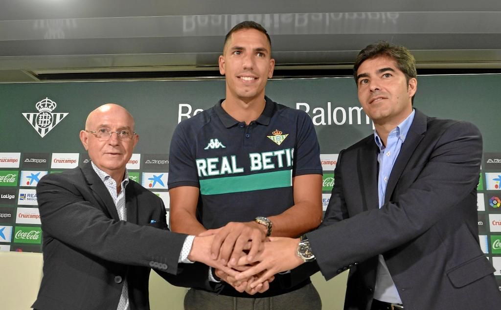 Joel Robles: "¿Segundo portero? Eso tendrás que preguntárselo al míster"