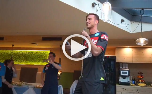 El novato Fabián, por Maluma en una silla