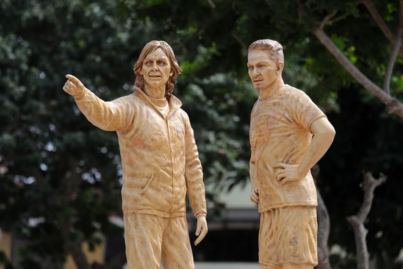 Dedican en Perú estatuas a Guerrero y Gareca, criticadas por su coste y aspecto