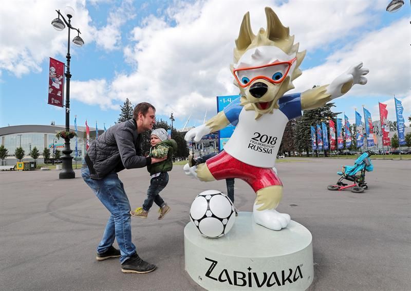 Roban en San Petersburgo una segunda estatua de la mascota del Mundial 2018