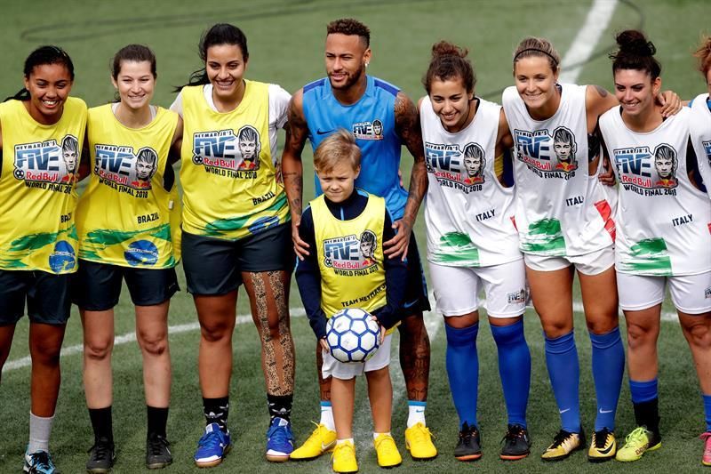 Las mujeres piden paso en el torneo de fútbol de barrio creado por Neymar