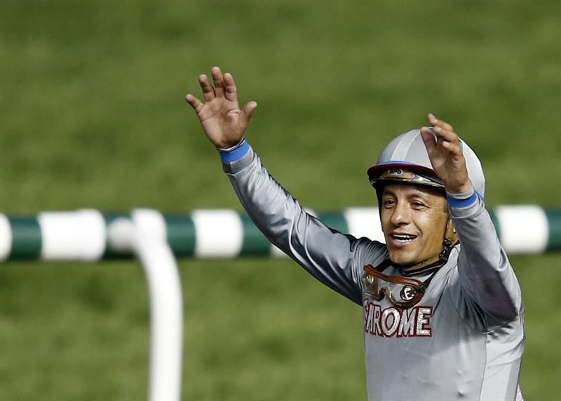 El jockey mexicano Víctor Espinoza sufre una lesión tras caerse de su caballo