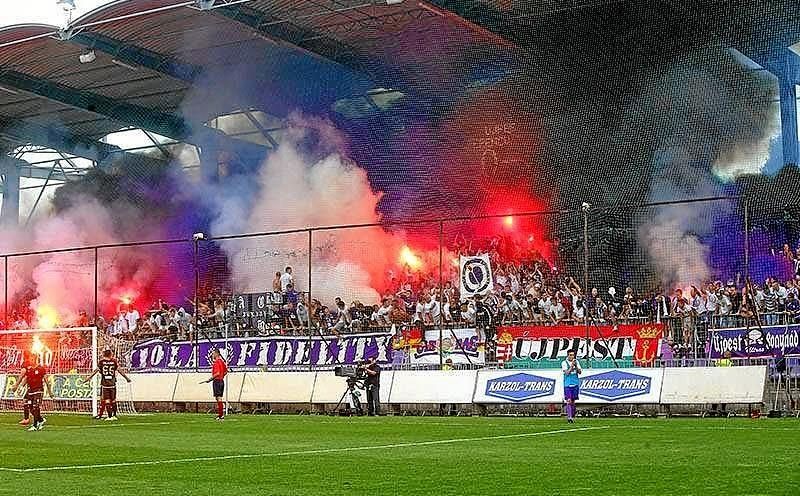 Los ultras del Újpest calientan la previa del partido
