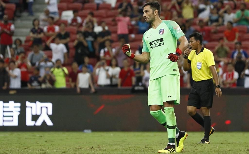 Adán para tres penaltis en su debut con el Atleti