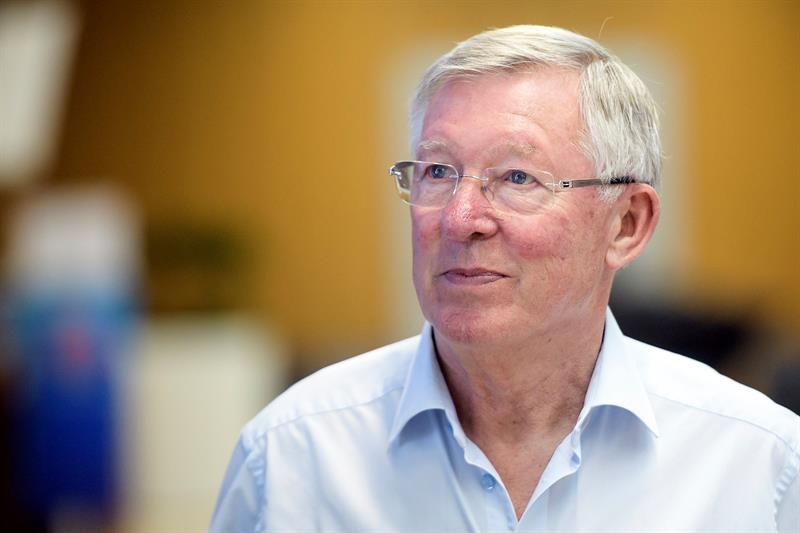 Alex Ferguson reaparece para agradecer a los médicos su recuperación