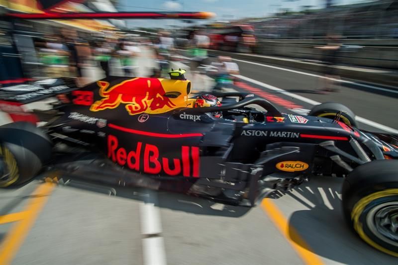 Verstappen: El coche va bien pero perdemos algo de tiempo en las rectas