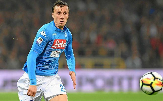 Chiriches, Kjaer... sigue el baile de centrales en el Sevilla