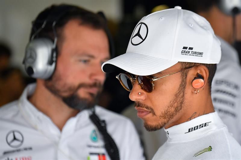 Hamilton se exhibe y Sainz se reivindica bajo la lluvia