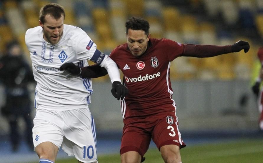 Desde Turquía vinculan a Adriano con el Betis