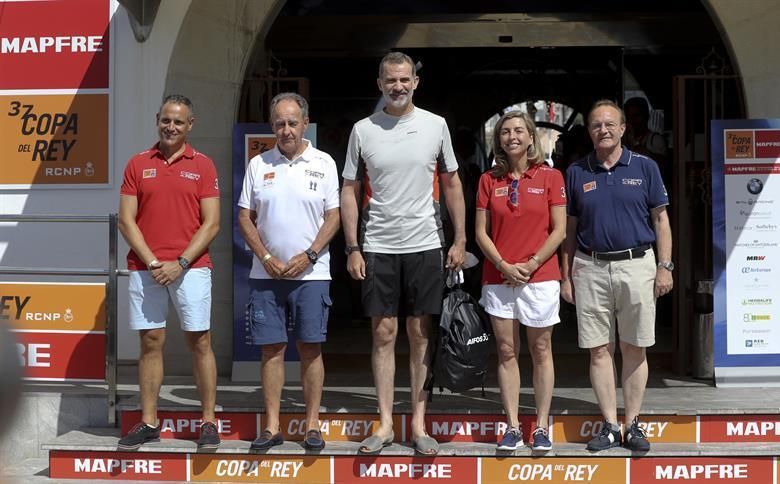 Felipe VI sale a navegar con el Aifos 500 en la segunda jornada de la Copa