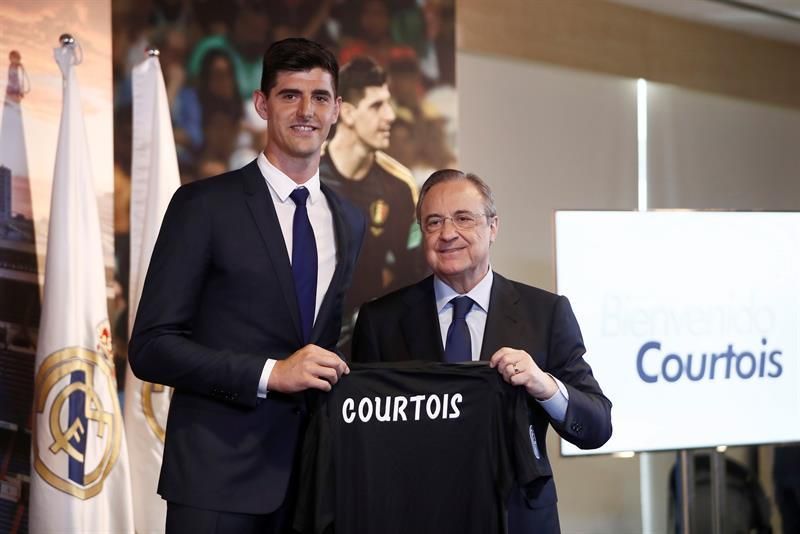 Courtois besa el escudo del Real Madrid y recibe el calor de la afición