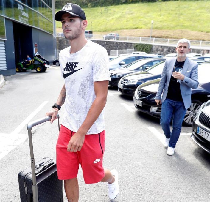Theo Hernández firma con la Real Sociedad y viaja con el equipo a Alemania